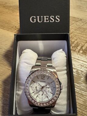 GUESS Women's Watch U11052L1